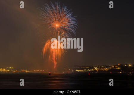 Fuochi d'artificio sul lungomare. Foto Stock