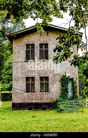 Haus mit Fenstern vergitterten; Casa con finestre sbarrate Foto Stock