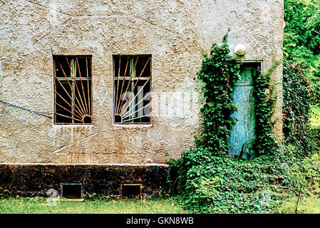 Haus mit Fenstern vergitterten; Casa con finestre sbarrate Foto Stock