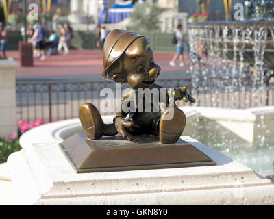 Orlando, Florida. Il 5 marzo 2015. La statua di Pinocchio nella sua nuova posizione nel mozzo nuovo di Magic Kingdom, il Walt Disney World. Foto Stock