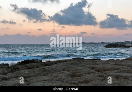 Mediterraneo drammatico tramonto sul mare a Paphos, Cipro. Foto Stock