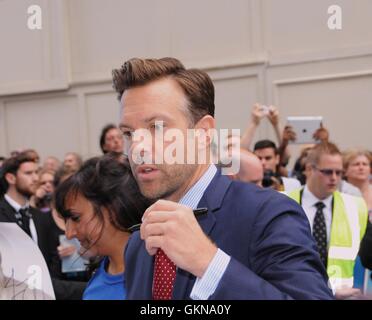 L'attore Jason Sudeikis segni autografi, al London film premiere di siamo i mugnai. Foto Stock