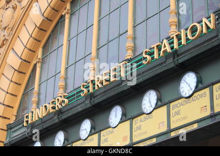 La stazione di Flinders Street entrata principale e famoso orologi a Melbourne in Australia. Foto Stock