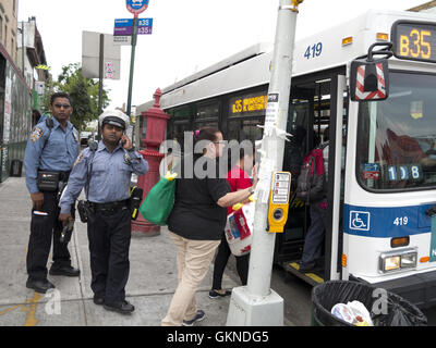 Bangladese, New York City di transito degli ufficiali di polizia presso la fermata degli autobus in 'Piccolo Bangladesh " nella sezione di Kensington di Brooklyn, New York. Foto Stock