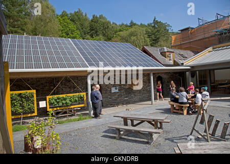 BIPV pannelli solari sul tetto dell'edificio cafe Centre for Alternative Technology Machynlleth in Galles Foto Stock