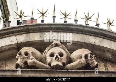 Momento Mori sul gate di St Olave in chiesa, dove Samuel Pepys è sepolto nella città di Londra, Regno Unito Foto Stock