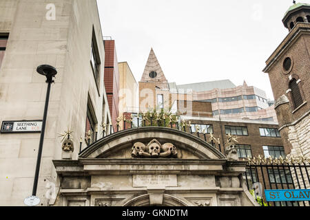 Momento Mori sul gate di St Olave in chiesa, dove Samuel Pepys è sepolto nella città di Londra, Regno Unito Foto Stock