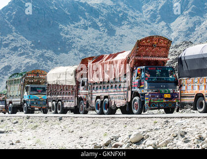 Carrelli Jingly sulla Karakoram Highway nel nord del Pakistan Foto Stock