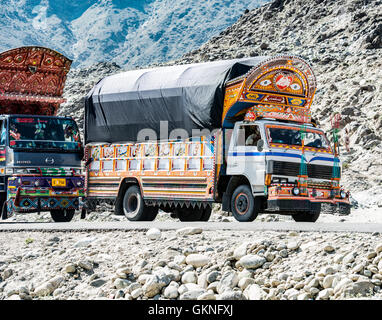 Carrelli Jingly sulla Karakoram Highway nel nord del Pakistan Foto Stock