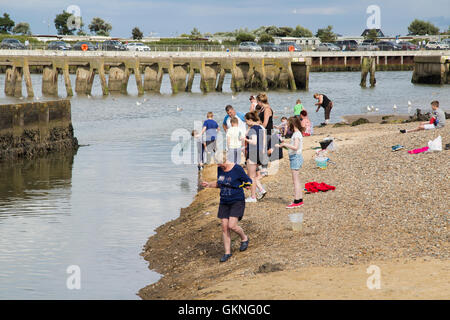 Famiglie pescando granchi Walberswick nel Suffolk in Inghilterra Foto Stock