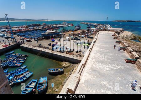 Essaouira, Marocco - vista del porto e il mercato del pesce Foto Stock