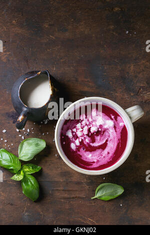 La barbabietola rossa gazpacho minestra con formaggio feta Foto Stock