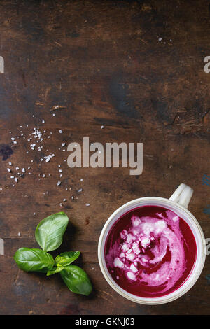 La barbabietola rossa gazpacho minestra con formaggio feta Foto Stock