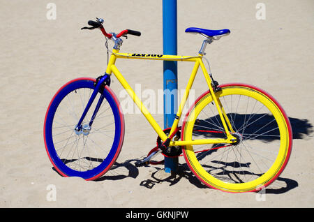 Colorata moto parcheggiata su una spiaggia di sabbia Foto Stock