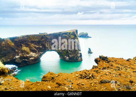 Arco Naturale, la formazione di roccia al cape Dyrholaey vicino al villaggio di Vik In Islanda Foto Stock