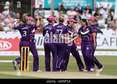 La Loughborough Fulmine di Sonia Odedra (centro) celebra le catture fuori Western Tempesta di Heather Knight (non in foto) con i tuoi compagni di squadra durante la Kia donna Super League Finals giorno al County Cricket Ground, Chelmsford. Foto Stock