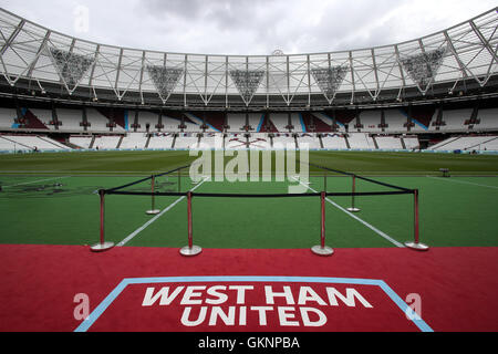 Vista generale del campo prima della partita della Premier League al London Stadium di Londra. PREMERE ASSOCIAZIONE foto. Data immagine: Domenica 21 agosto 2016. Vedi storia della PA CALCIO West Ham. Il credito fotografico dovrebbe essere: Nick Potts/PA Wire. RESTRIZIONI: Nessun utilizzo con audio, video, dati, elenchi di apparecchi, logo di club/campionato o servizi "live" non autorizzati. L'uso in-match online è limitato a 75 immagini, senza emulazione video. Nessun utilizzo nelle scommesse, nei giochi o nelle pubblicazioni di singoli club/campionati/giocatori. Foto Stock