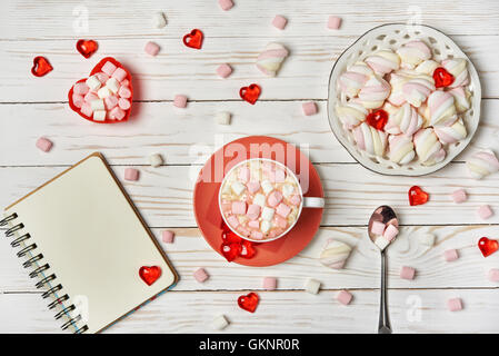 Cioccolata calda con marshmallows per il giorno di San Valentino Foto Stock