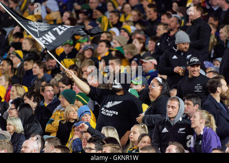 Sydney, Australia. 20 agosto 2016. Tutte le ventole nero allegria a seguito di una prova da Beauden Barrett (10) durante la prima Federazione rugby test match tra Australian Wallaby e Nuova Zelanda All Blacks. La Nuova Zelanda ha vinto il primo match 42-8 presso lo stadio ANZ e 1-0 in Bledisloe Cup annuale suddiviso in tre serie di match. Credito: Hugh Peterswald/Pacific Press/Alamy Live News Foto Stock