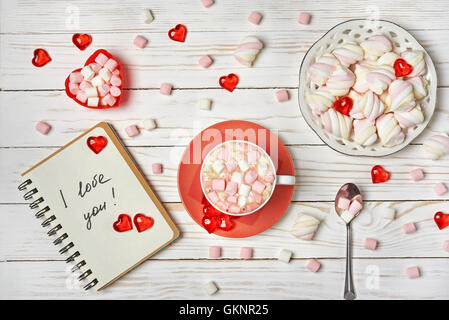 Cioccolata calda con marshmallows per il giorno di San Valentino Foto Stock