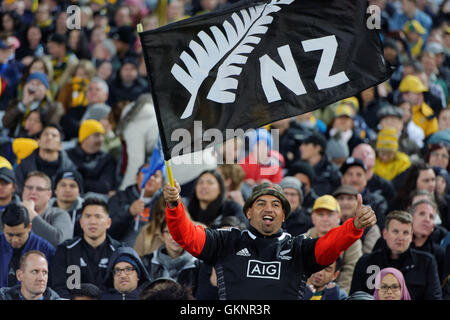 Sydney, Australia. 20 agosto 2016. Tutte le ventole nero allegria a seguito di una prova durante la prima Federazione rugby test match tra Australian Wallaby e Nuova Zelanda All Blacks. La Nuova Zelanda ha vinto il primo match 42-8 presso lo stadio ANZ e 1-0 in Bledisloe Cup annuale suddiviso in tre serie di match. Credito: Hugh Peterswald/Pacific Press/Alamy Live News Foto Stock