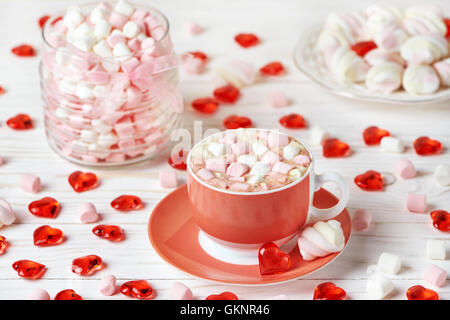 Cioccolata calda con marshmallows per il giorno di San Valentino Foto Stock