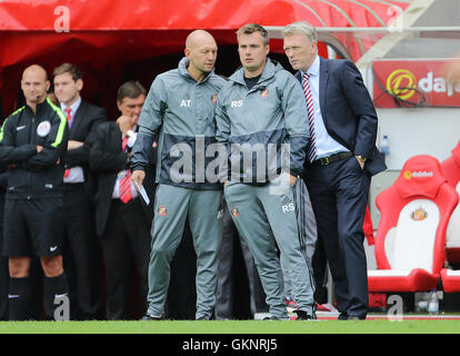 Sunderland manager David Moyes (a destra) con il coaching personale durante il match di Premier League allo stadio di luce, Sunderland. Foto Stock