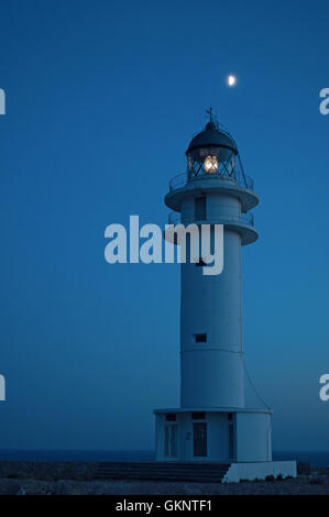 Formentera, Spagna: moonlight e vista notturna del Cap de Barbaria Faro, costruito nel 1972 e situato all'estrema punta meridionale dell'isola Foto Stock