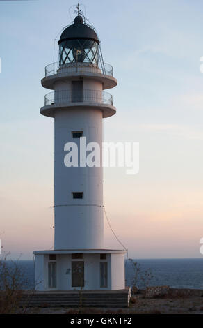 Fomentera: vista del Cap de Barbaria faro al tramonto, costruito nel 1972 e situato all'estrema punta meridionale dell'isola Foto Stock