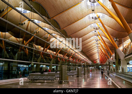MADRID -2015 15 Maggio: Partenze terminal in aeroporto internazionale Barajas di Madrid Foto Stock