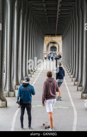 Parigi, Francia, Francese Teens lo skateboard sotto il ponte, scene di strada, estate, sedicesimo distretto, quartieri locali Foto Stock