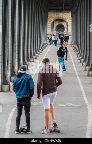 Parigi, Francia, per piccoli gruppi, French Teens Skateboarding under Bridge, Street Scenes, Estate, 16th District, quartieri locali, sport Foto Stock