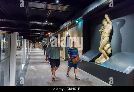 Parigi, Francia, Metro interna, metropolitana, stazione della metropolitana, Louvre-Rivoli con opere d'arte scultorea di Michelangelo esposte al molo, metropolitana francese RATP, Louver chef d'oeuvre, linea 1 Foto Stock