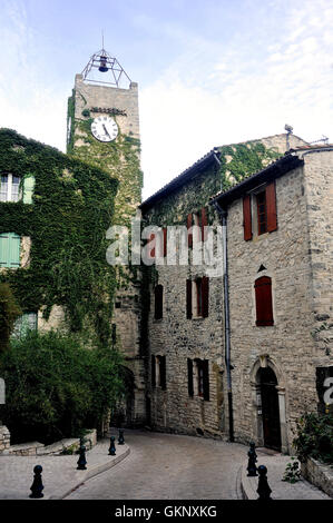 Per le vie del borgo antico di Vezenobres nel dipartimento francese del Gard. Foto Stock