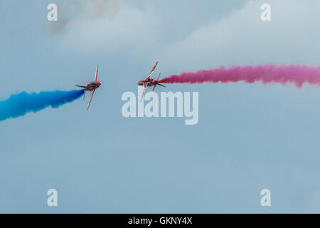 La Royal Air Force 2016 frecce rosse del Team di visualizzazione eseguire manovre durante un airshow di pubblico. Foto Stock