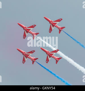 La Royal Air Force 2016 frecce rosse del Team di visualizzazione eseguire manovre durante un airshow di pubblico. Foto Stock