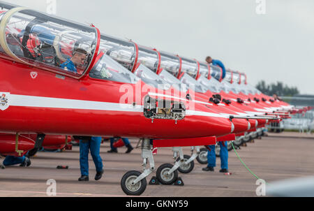 La Royal Air Force 2016 frecce rosse Display getti Team schierate sulla pista in preparazione per una mostra. Foto Stock