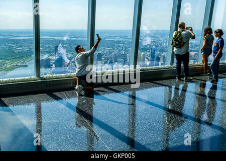 Le persone al mondo un Osservatorio sui piani 100-102 di One World Trade Center (aka Freedom Tower) prendere le foto, selfies e godetevi la vista. Manhattan, New York City Foto Stock