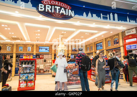 Divertente,royalty,i, Regina, saluta i turisti, a, turistiche, shop, uscita "glorioso Gran Bretagna' regali. Aerostazione partenze, l'aeroporto di Stansted, Londra,U.K. Foto Stock