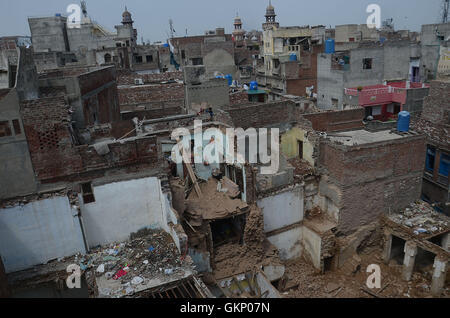 Lahore, Pakistan. 21 Ago, 2016. Una vista del vecchio edificio è crollato vicino a Historical Wazir Khan Moschea Dehli cancello di Lahore. Cinque persone sono state uccise e altri otto feriti quando il tetto di una casa ceduto durante una cerimonia di nozze a Lahore Domenica, i media locali hanno riferito. Credito: Rana Sajid Hussain/Pacific Press/Alamy Live News Foto Stock