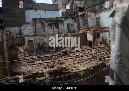 Lahore, Pakistan. 21 Ago, 2016. Una vista del vecchio edificio è crollato vicino a Historical Wazir Khan Moschea Dehli cancello di Lahore. Cinque persone sono state uccise e altri otto feriti quando il tetto di una casa ceduto durante una cerimonia di nozze a Lahore Domenica, i media locali hanno riferito. Credito: Rana Sajid Hussain/Pacific Press/Alamy Live News Foto Stock