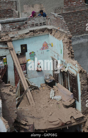 Lahore, Pakistan. 21 Ago, 2016. Una vista del vecchio edificio è crollato vicino a Historical Wazir Khan Moschea Dehli cancello di Lahore. Cinque persone sono state uccise e altri otto feriti quando il tetto di una casa ceduto durante una cerimonia di nozze a Lahore Domenica, i media locali hanno riferito. Credito: Rana Sajid Hussain/Pacific Press/Alamy Live News Foto Stock