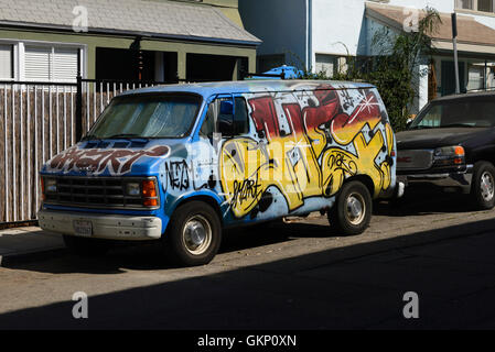 Bil, graffiti väg, hus, vägkant, sol, semestre, gammal, klassiker, van, Los Angeles, Venice Beach, Californien, auto, graffiti, Foto Stock