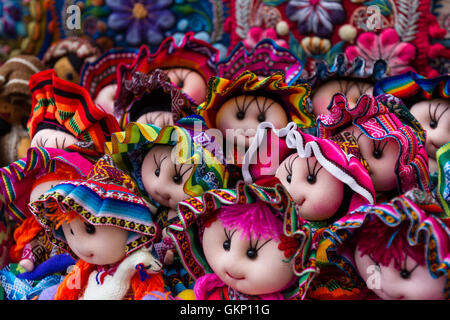 Close up di un gruppo pf bambole in una varietà di classici colori peruviana per la vendita nel mercato di Pisac Foto Stock