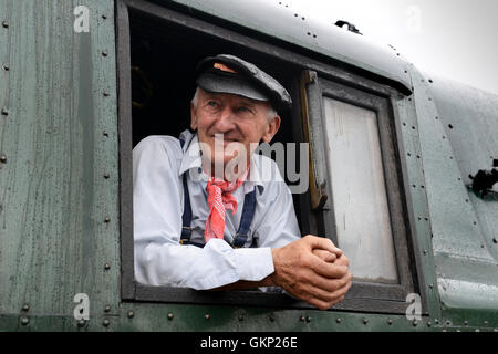 Macchinista sulla locomotiva a vapore per Severn Valley Railway Regno Unito Foto Stock