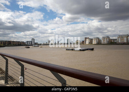 Greenwich, Londra, Regno Unito. 21 Ago, 2016,Sole oltre il Fiume Tamigi in Greenwic Credito: Keith Larby/Alamy Live News Foto Stock