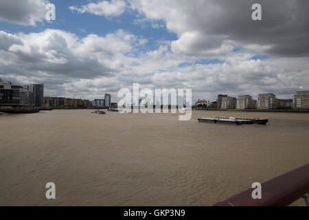 Greenwich, Londra, Regno Unito. 21 Ago, 2016,Sole oltre il Fiume Tamigi in Greenwic Credito: Keith Larby/Alamy Live News Foto Stock