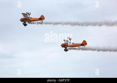 Bournemouth, Regno Unito. 21 agosto 2016. I birrifici altalene si esibiscono al Bournemouth Air Festival di Bournemouth, Regno Unito. Da allora i Breitling Wingwalkers sono diventati gli AeroSuperbatics Wingwalkers. Credit: Carolyn Jenkins/Alamy Live News Foto Stock