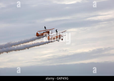 Bournemouth, Regno Unito. 21 agosto 2016. I birrifici altalene si esibiscono al Bournemouth Air Festival di Bournemouth, Regno Unito. Da allora i Breitling Wingwalkers sono diventati gli AeroSuperbatics Wingwalkers. Credit: Carolyn Jenkins/Alamy Live News Foto Stock