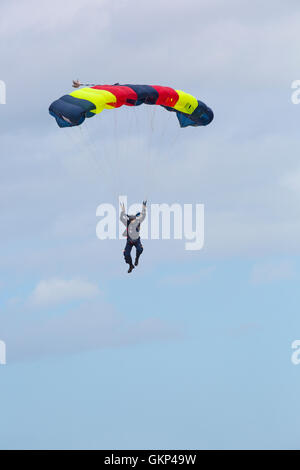 Bournemouth, Regno Unito. Il 21 agosto 2016. Le Tigri Freefall Parachute Team effettuano a Bournemouth Air Festival 2016 Credit: Carolyn Jenkins/Alamy Live News Foto Stock